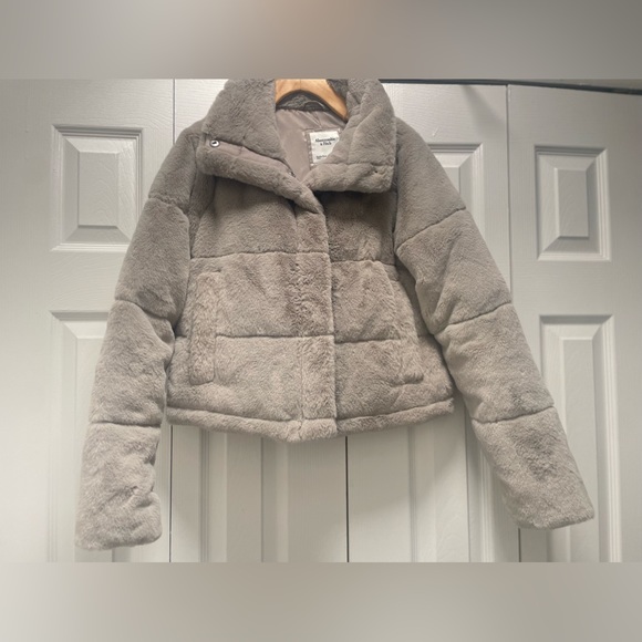 A&F mini puffer coat in the color grey. Cute semi cropped winter coat❤️ - Picture 2 of 5